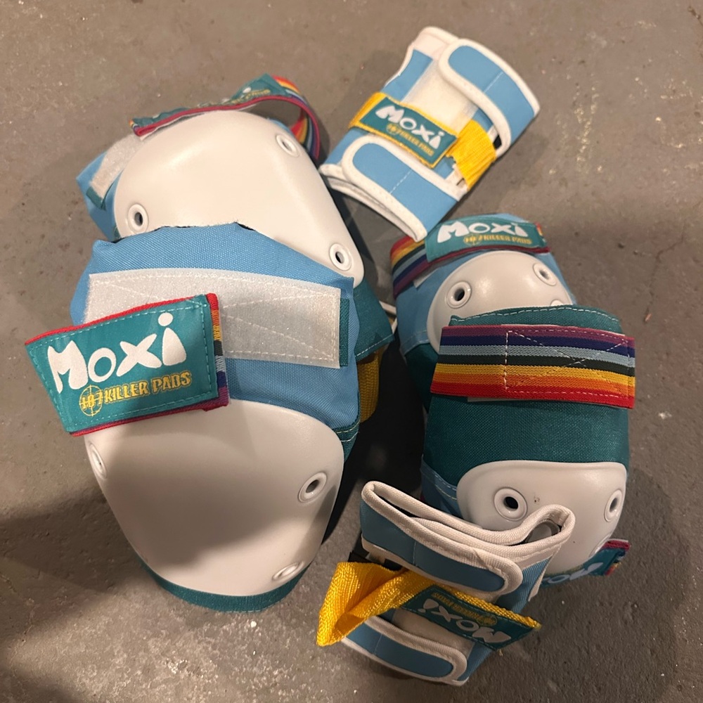 Moxi roller pads! Size small, rainbow pattern, set nwot